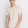 Samsøe Samsøe TOM - T-shirt basique Men 2 Samsøe Samsøe TOM - T-shirt basique Men -Samsøe Soldes f697db78c72f4004989b282a91c0405c